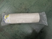 Machine d'emballage verticale entièrement automatique à moteur pneumatique et commande PLC pour sachets de film PE, idéale pour l'emballage de produits alimentaires et de boissons en cartons.
