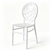 Chaise Chiavari en plastique empilable, dossier creux en forme de cœur, pieds imitation bambou, blanche, pour mariages, banquets et événements (vente en gros)
