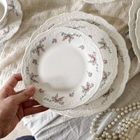 Ensemble d'assiettes à dîner en porcelaine florale baroque européenne avec tasse et assiette vintage en dentelle gaufrée pour mariage