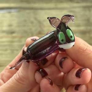 Figura de Ratón de Cristal con Ojos Morados y Verdes, Diseño Contemporáneo, Adorno de Escritorio de una Sola Pieza - Product Image 1