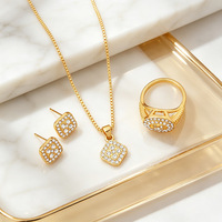 Ensemble de bijoux montre à quartz chic urbain moderne pour femme, collier pendentif en cristal pavé tendance, boucles d'oreilles et bague, favori des influenceuses