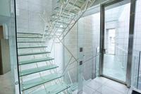 Escalier en colimaçon incurvé en verre trempé laminé, en forme ronde, en métal et en verre, pour l'intérieur de la maison, design personnalisé