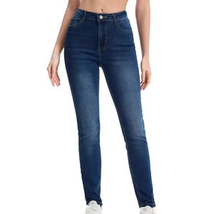Jeans ajustados modernos para mujer con corte ligeramente recortado en el tobillo y mezcla de denim moldeadora para un ajuste ceñido al cuerpo. - Product Image 1