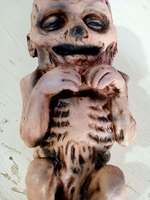 Accessoires de maison hantée d'Halloween effrayants, poupée en latex de bébé zombie effrayante pour les décorations de fête d'Halloween