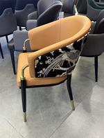 Fauteuil moderne de luxe à motif phénix avec structure en métal doré, design pour l'hôtellerie et l'ameublement domestique