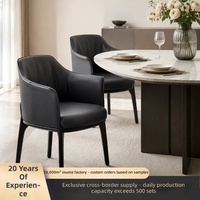 Fauteuil minimaliste de style italien avec accoudoirs et pieds en bois massif ; Chaise de salle à manger individuelle avec dossier, idéale pour les salons et les modèles de maisons.