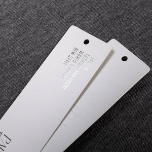 Nouvelle conception d'étiquette suspendue noire personnalisée avec clip métallique en feuille d'argent - Product Image 1
