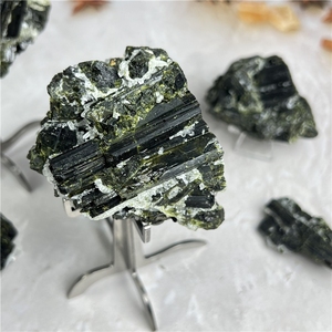 Venta al por mayor de piedras naturales de epidoto en bruto, cristales curativos de Reiki, especímenes en bruto para colección y exhibición. - Product Image 1