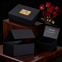 Boîtes cadeaux en carton rigide noir personnalisées de luxe avec logo, fermeture magnétique et gaufrage pour robes de mariée, sous-vêtements, fourrures, chaussettes