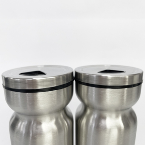 Distributeur d'épices Farmhouse pour sels d'épices Ensemble de salières <span class=keywords><strong>et</strong></span> poivrières originales en verre noir <span class=keywords><strong>et</strong></span> blanc avec trous de versement réglables - Product Image 6
