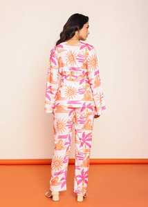 ชุดเซ็ตเสื้อพิมพ์ลายพันรอบตัวและกางเกงขายาวทรงตรงสำหรับผู้หญิง ชุดคู่เข้ากัน ดีไซน์หรูหรา ทันสมัย - Product Image 5