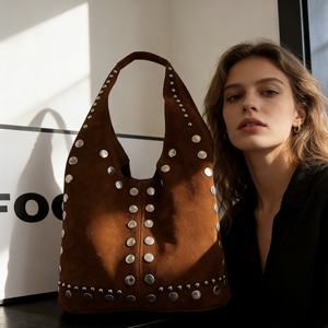 Borsa Hobo Vintage in Pelle Scamosciata per Donne - Lussuosa Borsa a Spalla con Borchie Metalliche, Morbida e Capiente per Uso Quotidiano - Product Image 2