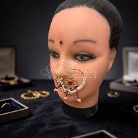 Anneaux de nez ethniques indiens faits à la main avec perles multicolores, objets de collection culturels pour l'hindouisme