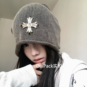 Bonnet coréen avec emblème croix, gris foncé, tricoté, coupe-vent, style automne-hiver pour femme, grande circonférence de tête - Product Image 1
