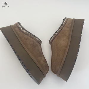 여성 슬리퍼 도매 사용자 정의 못생긴 양가죽 동물 모피 슬립 온 통기성 미끄럼 방지 겨울 눈 부츠 여성 신발 - Product Image 1