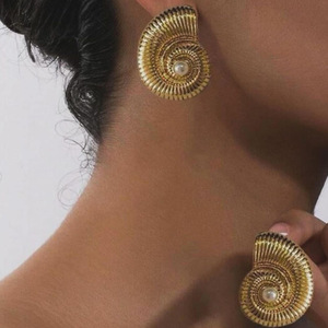 ต่างหูแบบติดหู ทรงเปลือกหอย ชุบทอง 18k สแตนเลสสตีล เครื่องประดับผู้หญิง ดีไซน์เรขาคณิต เครื่องประดับแฟชั่น - Product Image 2