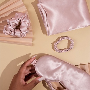 Vente en gros en usine-Coffret cadeau en soie personnalisé de trois pièces comprenant un masque pour les yeux en soie de mûrier <span class=keywords><strong>Taie</strong></span> <span class=keywords><strong>d</strong></span>'<span class=keywords><strong>oreiller</strong></span> pour cheveux - Product Image 3