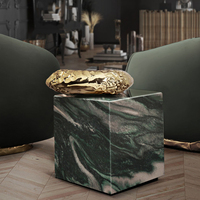 Table d'appoint de luxe inspirée de Stonehenge, en laiton martelé poli et marbre du Guatemala, pour salon de villa