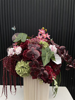 Composition florale en soie rouge bordeaux personnalisée, arche florale incurvée irrégulière avec des lianes vertes suspendues pour toile de fond de mariage d'automne