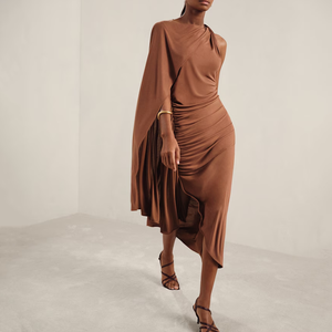 Elegante <span class=keywords><strong>Abito</strong></span> <span class=keywords><strong>Midi</strong></span> Asimmetrico da Donna Color Cammello con Manica a Mantella <span class=keywords><strong>Monospalla</strong></span> e Orlo Arricciato - Product Image 1