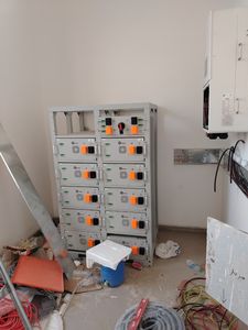 Sistema de Energía Solar Fuera de la Red con Batería de Litio de 1MWh, 30KW-200KW, MPPT, para Estación de Energía Tai - Product Image 1