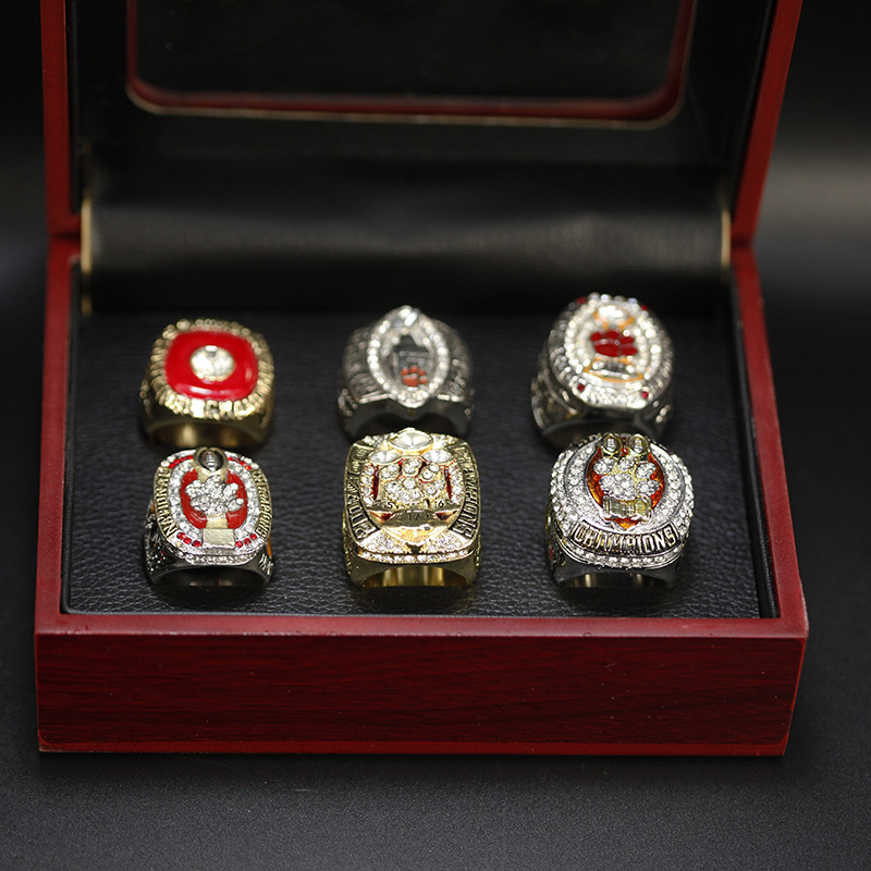 Anillo y caja de oro