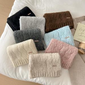 Écharpe en tricot épais pour femme, cache-cou doux en maille avec étiquette métallique, écharpe tendance pour l'hiver et les tenues par temps froid - Product Image 1