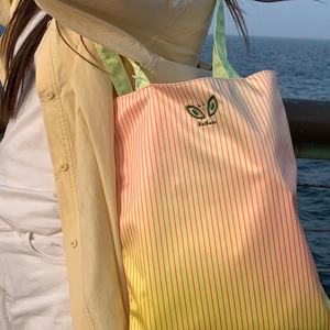 Sac fourre-tout en satin avec impression de logo personnalisé, sac à main à bandoulière, sac de courses portable multicolore, utilisation en voyage - Product Image 1