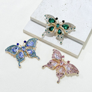 नई ट्रेंडी विंटेज क्रिस्टल तितली गैंडा एराल्ड ब्रोच - Product Image 1