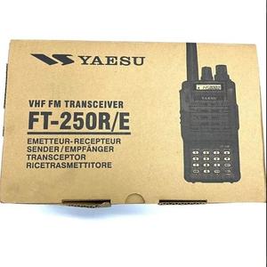 Transceptor VHF FM Yaesu FT-250R/E, Radio Portátil con Pantalla LCD y Batería Recargable - Product Image 1