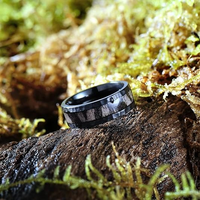 Anneaux en bois pour mariage en gros, argent noir martelé, incrustation de bois naturel, anneaux en carbure de tungstène pour hommes, anneaux de mode, bijoux