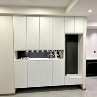 Meuble d'entrée moderne, armoire à chaussures haute en bois blanc avec tiroirs, bande LED et étagère ouverte, gain de place, durable