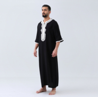 Thobe de luxe noir à manches courtes pour homme, broderie ethnique blanche, Jubba musulmane, Kaftan arabe, Vêtements islamiques, Robe pour homme, Prix de gros