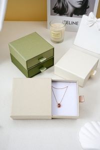 Boîte cadeau rigide portable personnalisée de couleur avec doublure en éponge et gaufrage pour bijoux, baume à lèvres, rouge à lèvres - Vente directe d'usine - Product Image 3