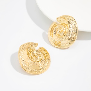 ต่างหูโลหะทรงเกลียวแบบวินเทจ พื้นผิวไม่เรียบ สำหรับผู้หญิง สไตล์คลาสสิก เหมาะสำหรับใส่ทุกวัน เครื่องประดับแฟชั่น - Product Image 5
