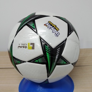 ราคาโรงงานขายส่ง คุณภาพสูง ฟุตบอลขนาดมาตรฐานเบอร์ 5 แบบมืออาชีพ ผลิตตามสั่ง หนัง PU สะท้อนแสงสองชั้น สำหรับการแข่งขัน - Product Image 3