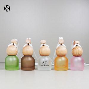Venta al por mayor de madera colgante coche difusor de Aroma 10ml ambientador cubo coche colgante botella de perfume con tapa de madera - Product Image 1