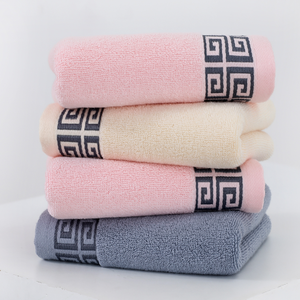 Toalla 100% Algodón 110g 34*74cm con Borde Jacquard Geométrico, Toalla Facial Absorbente para Uso Diario en el Hogar, Logotipo Bordado Personalizado - Product Image 2