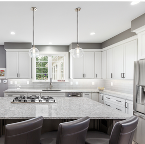 Armoire <span class=keywords><strong>de</strong></span> cuisine élégante blanche <span class=keywords><strong>avec</strong></span> poignée intégrée et <span class=keywords><strong>plaque</strong></span> <span class=keywords><strong>de</strong></span> <span class=keywords><strong>cuisson</strong></span> intégrée, en bois massif, style Shaker, cuisine contemporaine - Product Image 2