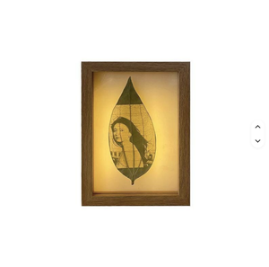 Lampada da Tavolo con Cornice in Legno 6/7/8 Pollici, Luce Bianca Calda, Ricaricabile, con Foglia Intagliata e Immagine Notturna - Product Image 1