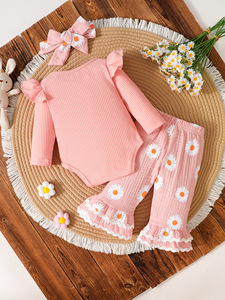 Set 3 Pezzi per Neonata 0-9 Mesi: Tutina a Costine, Pantaloni con Stampa Margherita e Fiocco per Capelli Abbinato - Product Image 2