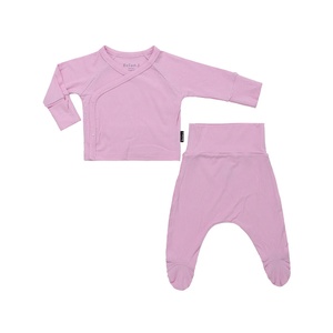 Pijama de bambú orgánico al por mayor para bebé, conjunto de dos piezas, kimono acanalado liso con top y pantalón de cintura alta con pies cubiertos - Product Image 1