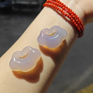 จี้หินชาเลซโดนีธรรมชาติรูปเมฆมงคลและกุญแจมงคล แบบสองด้าน - Product Image 3