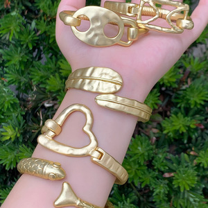 Bracelet manchette coeur rétro européen américain nouvelle conception de niche transfrontalière en couleur or bijoux de <span class=keywords><strong>mode</strong></span> en gros - Product Image 3