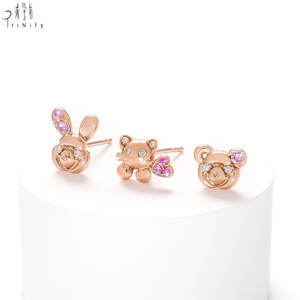 Boucles d'oreilles clous asymétriques en or rose 18 carats avec diamants naturels et saphir rose, design tête de chat super mignon, vente en gros de haute qualité - Product Image 2