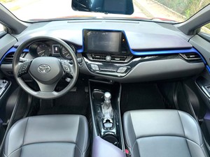 รถ SUV ครอสโอเวอร์สุดฮิต: โตโยต้า <span class=keywords><strong>CHR</strong></span> <span class=keywords><strong>2.0</strong></span> ปี 2020 รุ่นชุดแต่งสุดคุ้ม ประหยัดน้ำมัน จอดและขับง่าย คุ้มค่าสุดๆ - Product Image 4