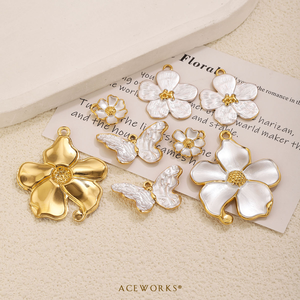 Galería de Dijes de Conchas Marinas |   Colgante de Acero Inoxidable con Baño de Oro PVD de 18K, Diseño de Flor y Mariposa con Concha Natural, Libre de Tarnish, Resistente al Agua - Product Image 4