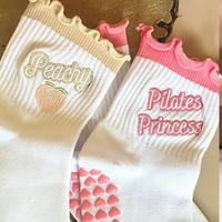 Fabricant de chaussettes de yoga à volants tendance de haute qualité pour femmes Cherry Crew Logo personnalisé antidérapant brodé Pilates Grip Ruffle