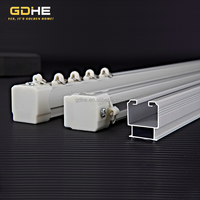 Rail de rideau en alliage d'aluminium OEM d'usine, à ondulations en S, avec embout de fin de rail et rail de rideau pliable en S, longueur personnalisée 6/6,7 m