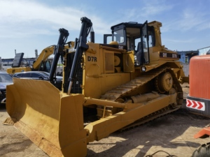 Bulldozer Caterpillar D7R/D8R/D9R d'occasion, faible nombre d'heures d'utilisation, modèle 2018, 90 CV, capacité de bulldozing de 8,6 m, en vente - Product Image 4